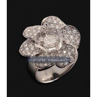 Середня квіткова каблучка Carrera y Carrera Gardenia з білого золота 18 карат із гірським кришталем і діамантами