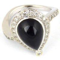 Кільце Clan de Vega, біле золото, діаманти, онікс Кільце Clan de Vega, біле золото, діаманти, онікс